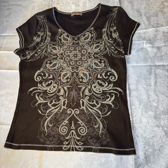 Blue Canyon Clothing Tops - Elegant Brown and Cream Short Sleeve Tee